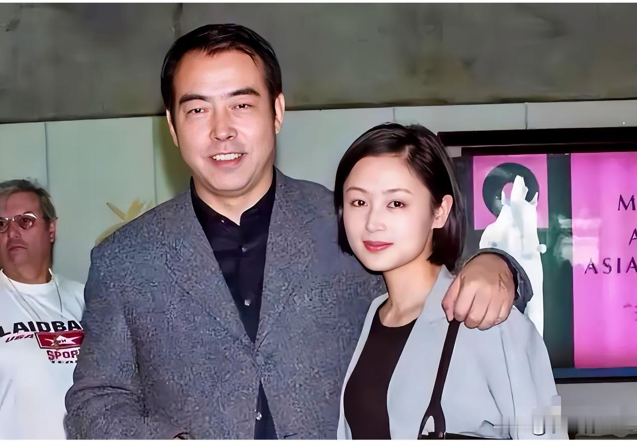 1996年，44岁的陈凯歌和28岁的陈红在美国登记结婚时的留影，一个才华横溢，一