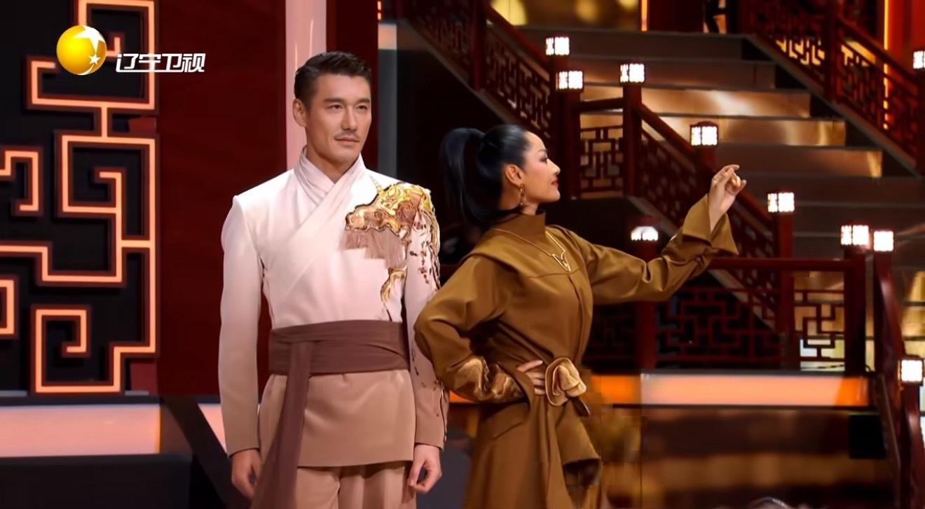 胡兵瞿颖走秀胡兵瞿颖辽宁春晚走秀变装也太丝滑了吧，两人同框对我眼睛很友好👏！胡