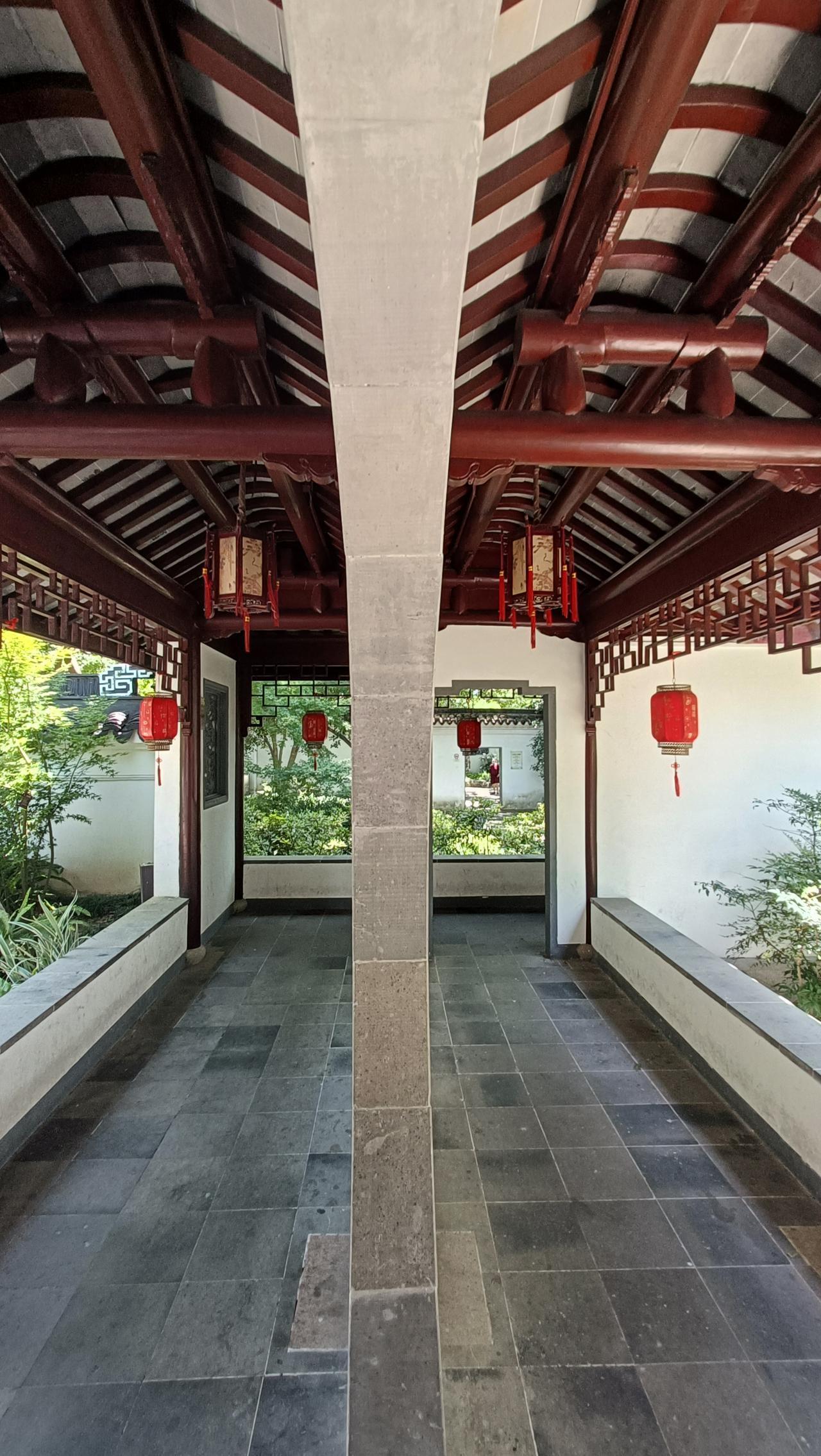 古色古香的庭院，红灯笼点缀，静谧而雅致。
上联：灯笼映古道，
下联：绿植掩庭院。