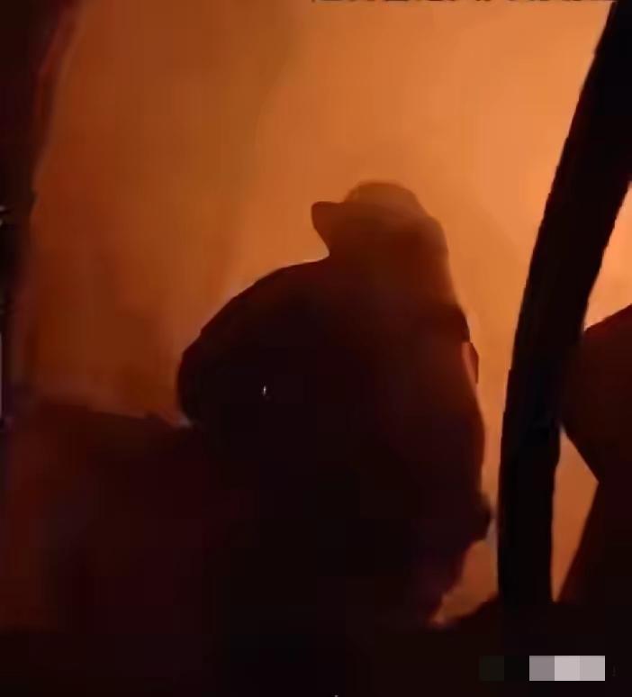 香港老人因为听儿子话没有逃生，生命最后一刻手握身份证，怕家人找不到自己。

儿子