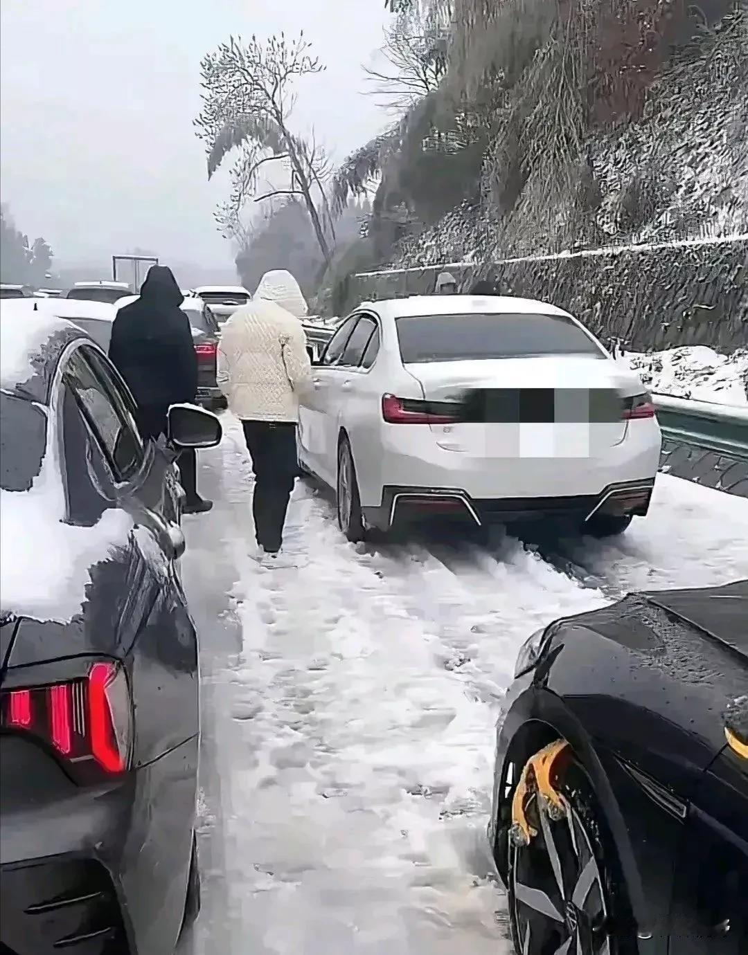 #我来唠家常#
同事买了新能源车，却被堵在结冰的高速路上，他非常焦虑，生怕车没电