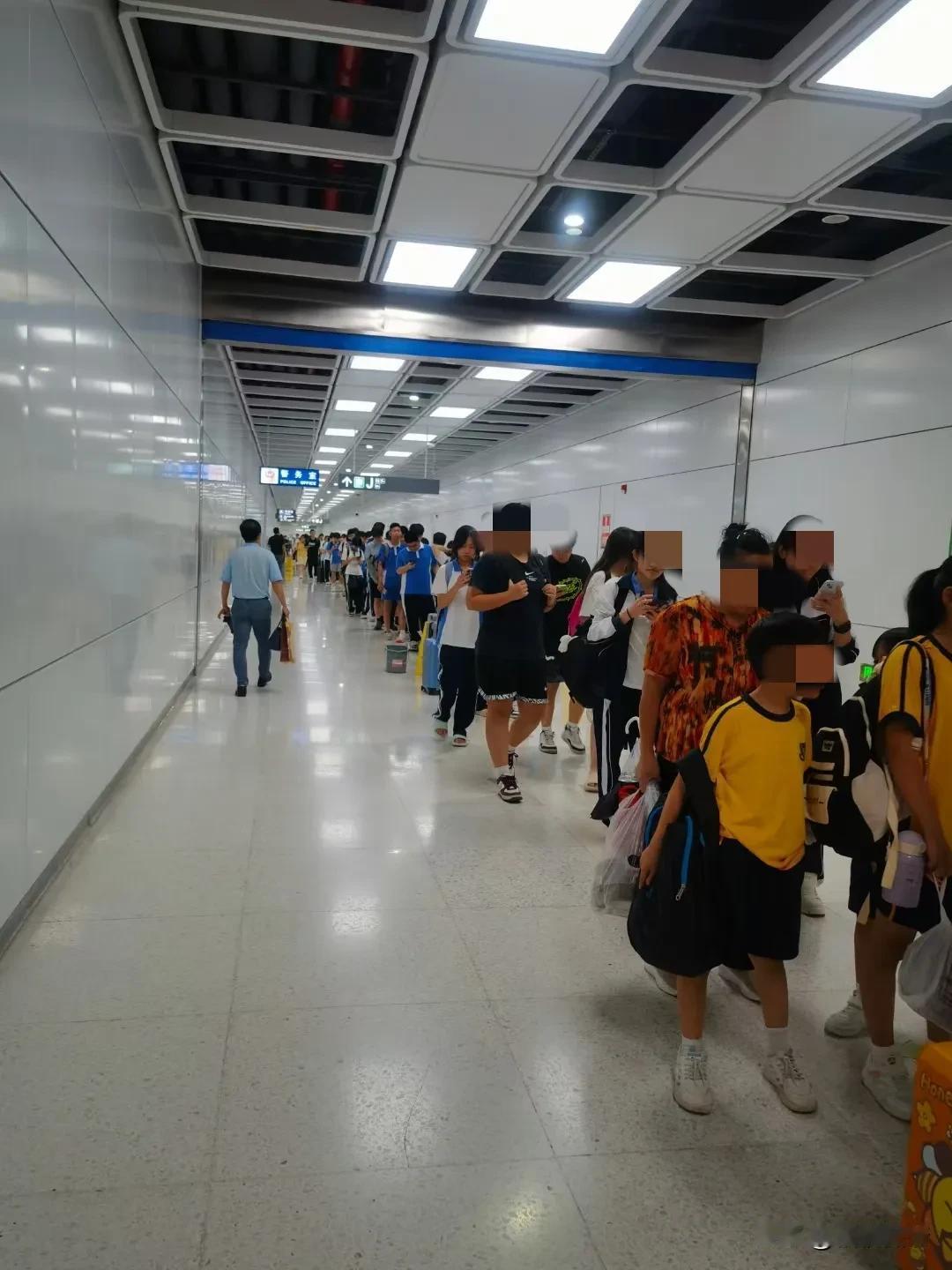 台风摩羯来了！黄色预警挂起来，深圳的中小学紧急停课，大量学生连夜回家避台风，地铁