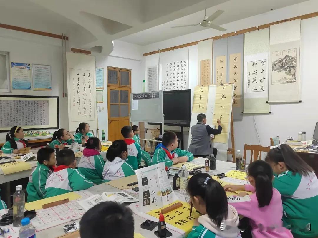 横竖撇捺有乾坤，一笔一画成文章。写字教学作为继承和弘扬中华民族优秀传统文化的一项