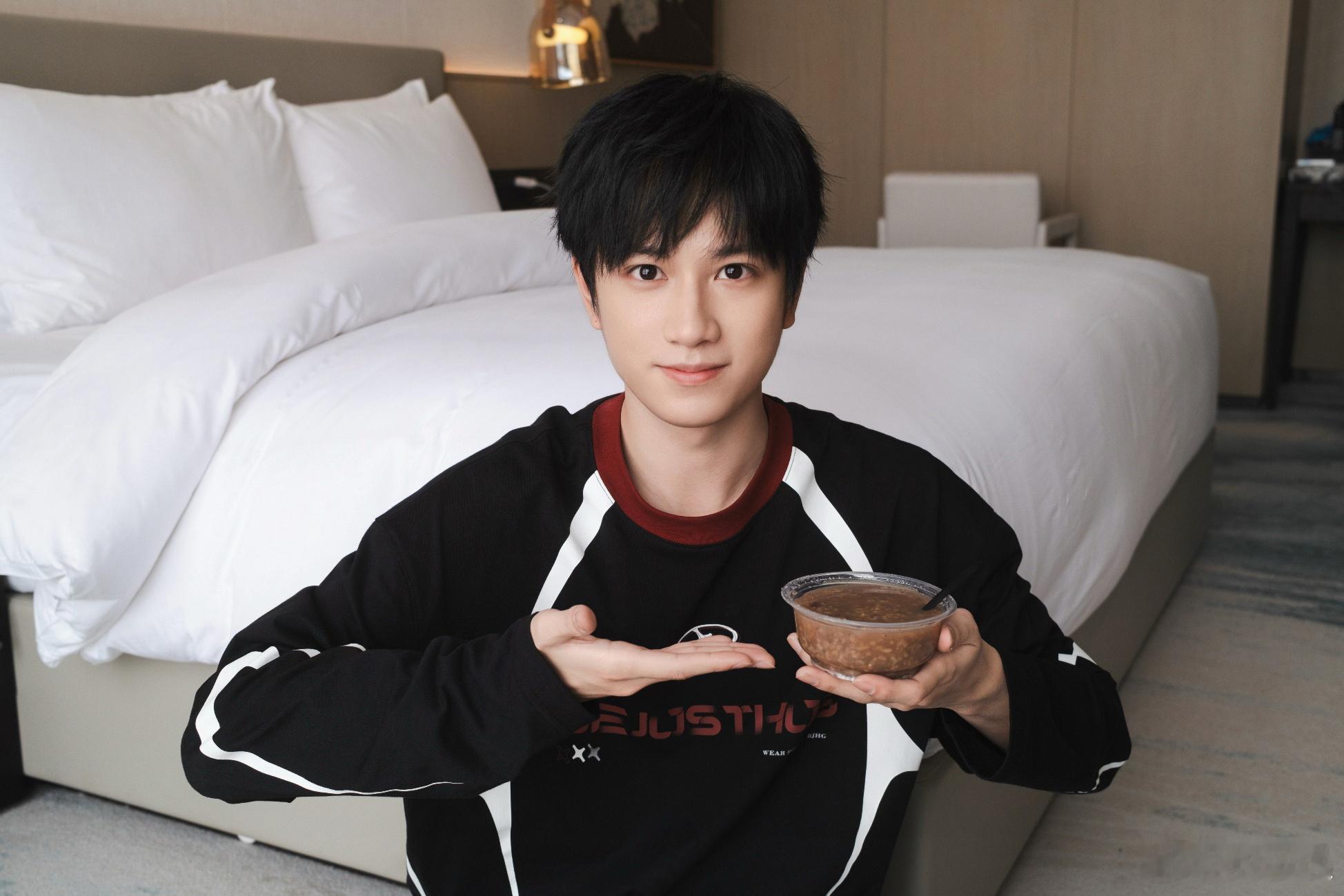 敖子逸喝腊八粥随拍 敖子逸喝腊八粥随拍来啦，过了腊八就是年，和 一起奔赴更加美好