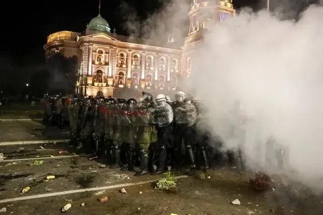 塞尔维亚发生骚乱，这是无可避免的！
不是因为塞尔维亚不民主，而是没有得到民主的认