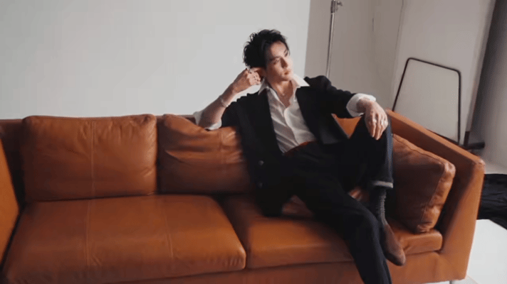 芭莎男士曾舜晞五月刊封面 白西装那套的封面语如果配的是“温柔”，黑金那套配的应该