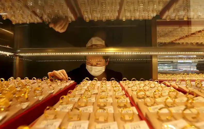 金价涨得有多疯？连南亚传承百年、哪怕举债也要撑住的婚嫁黄金传统，都被直接冲垮了。