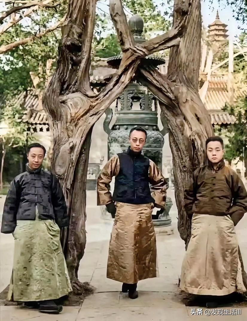 1920年，御花园的溥仪，左右陪护，摆出气宇轩昂之势，看上去确有王者风范。