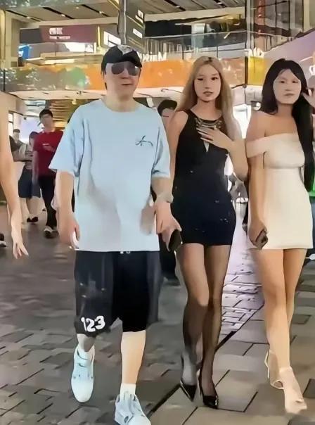 以为只有我在降级消费，其他人都过上好日子，没想到连王校长也消费降级了。瞧瞧他身边