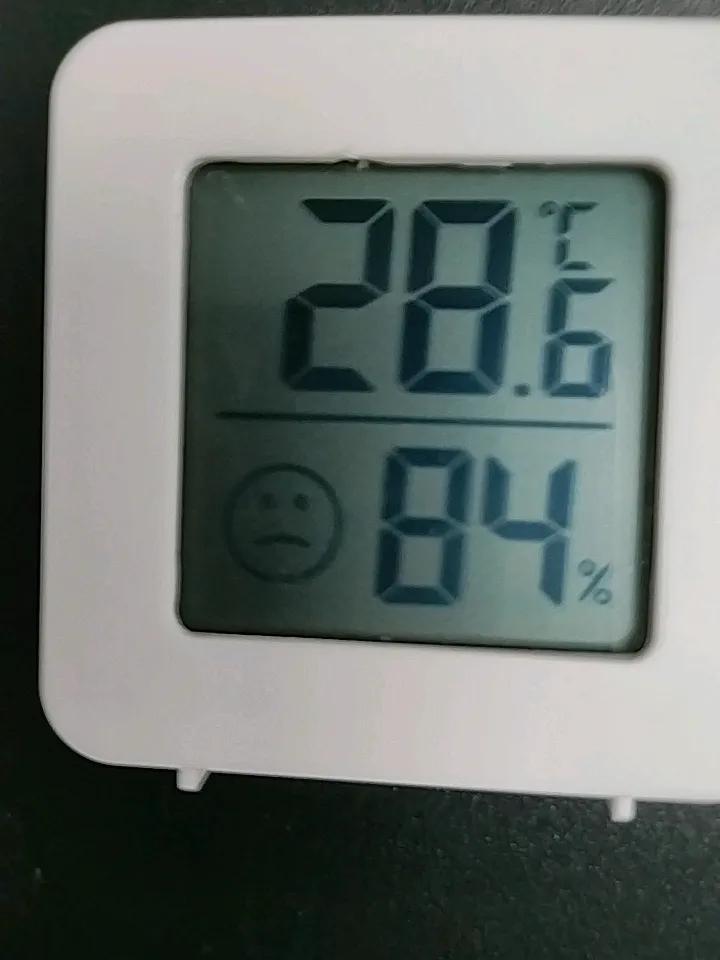 晒一下今天的心情今天的心情不咋地，因为一场雨，导致我们这停电了，室内温度已经28