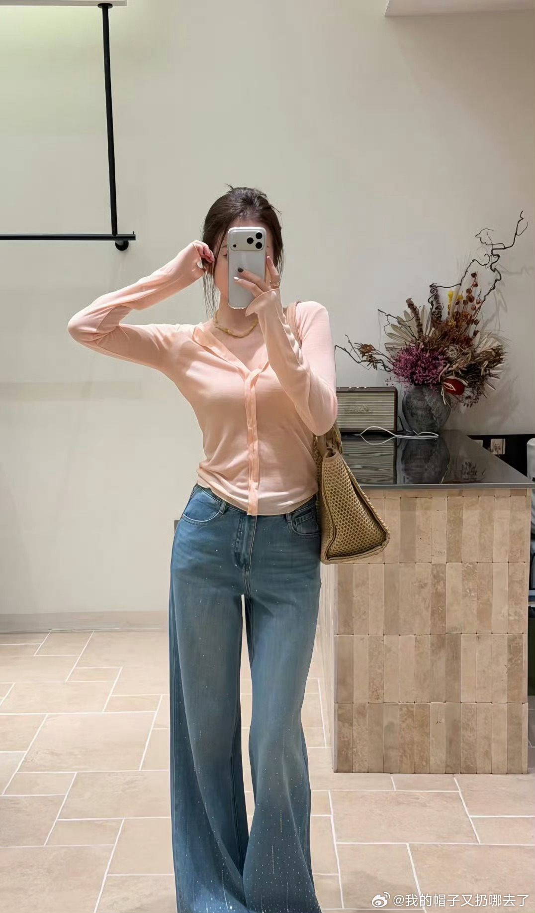 时尚的尽头 穿得像自己不必追赶潮流，不必迎合大众，时尚的终极答案，从来都是做自己