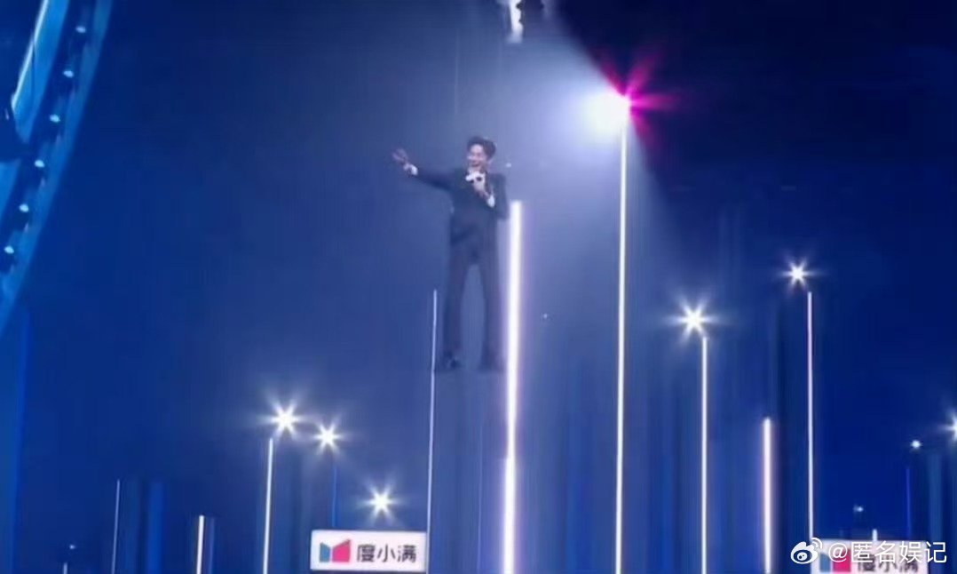 齐思钧吊威亚出场乘风初舞台直播乘风2026主持人都开始高空营业了，齐思钧吊威亚出