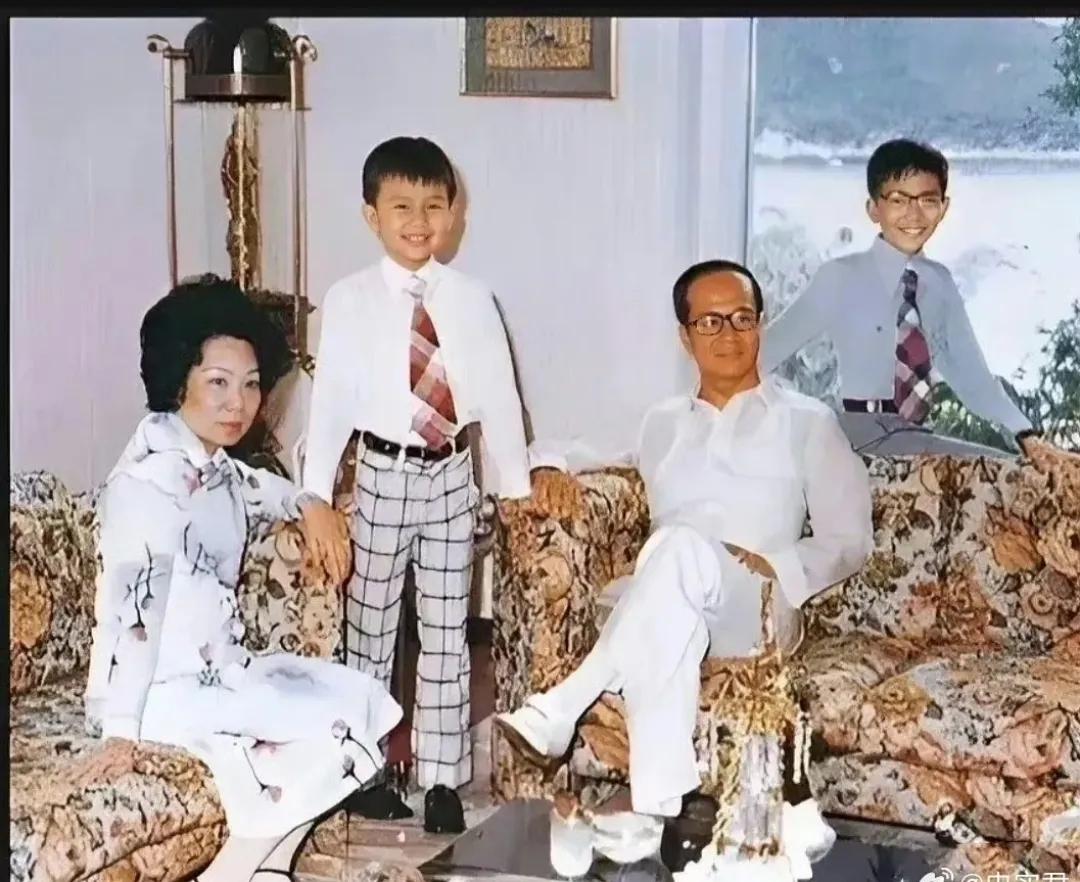 70年代，李嘉诚的一张全家福，可以看到他的大儿子李泽钜、小儿子李泽楷和妻子庄月明