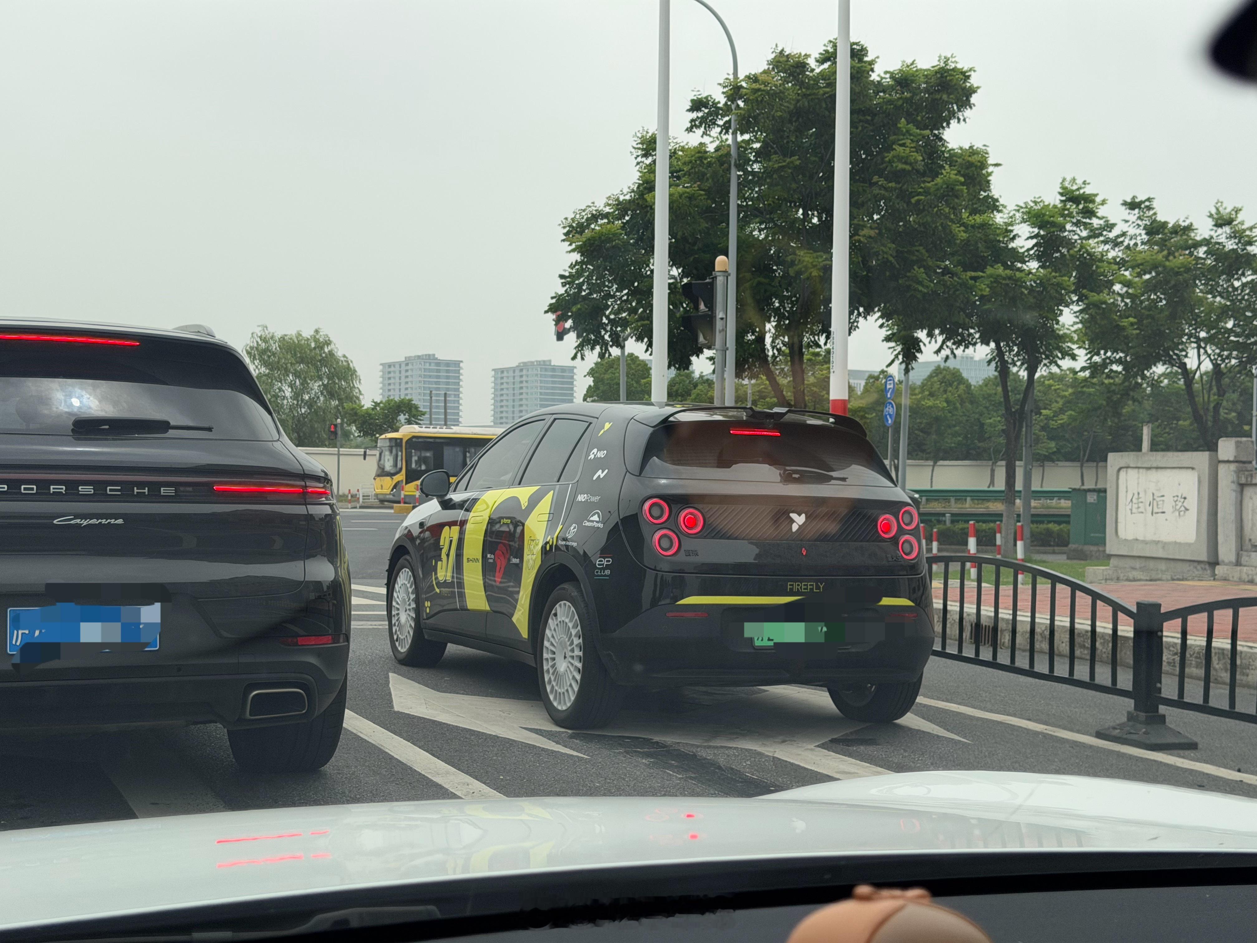 这萤火虫上安排了这么多蔚来贴纸，一定攒了很久吧蔚来车主看见是不是很难不忍住来一张