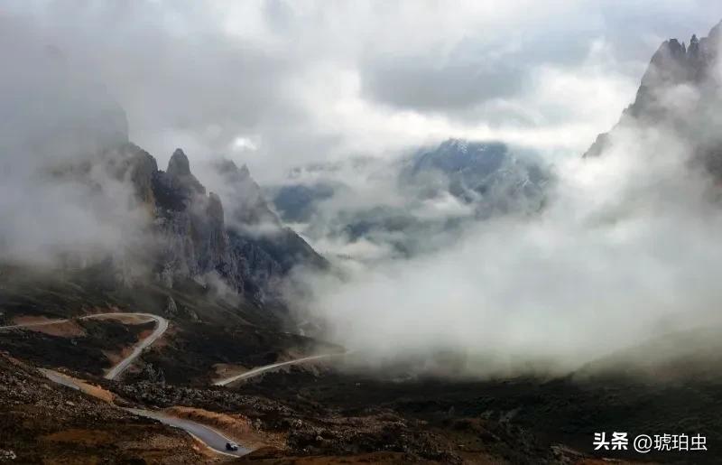 看看你在雪景里拍的照片小独库公路上拍的照片，浓雾中雪山壁峰时隐时现，一条路像飘带
