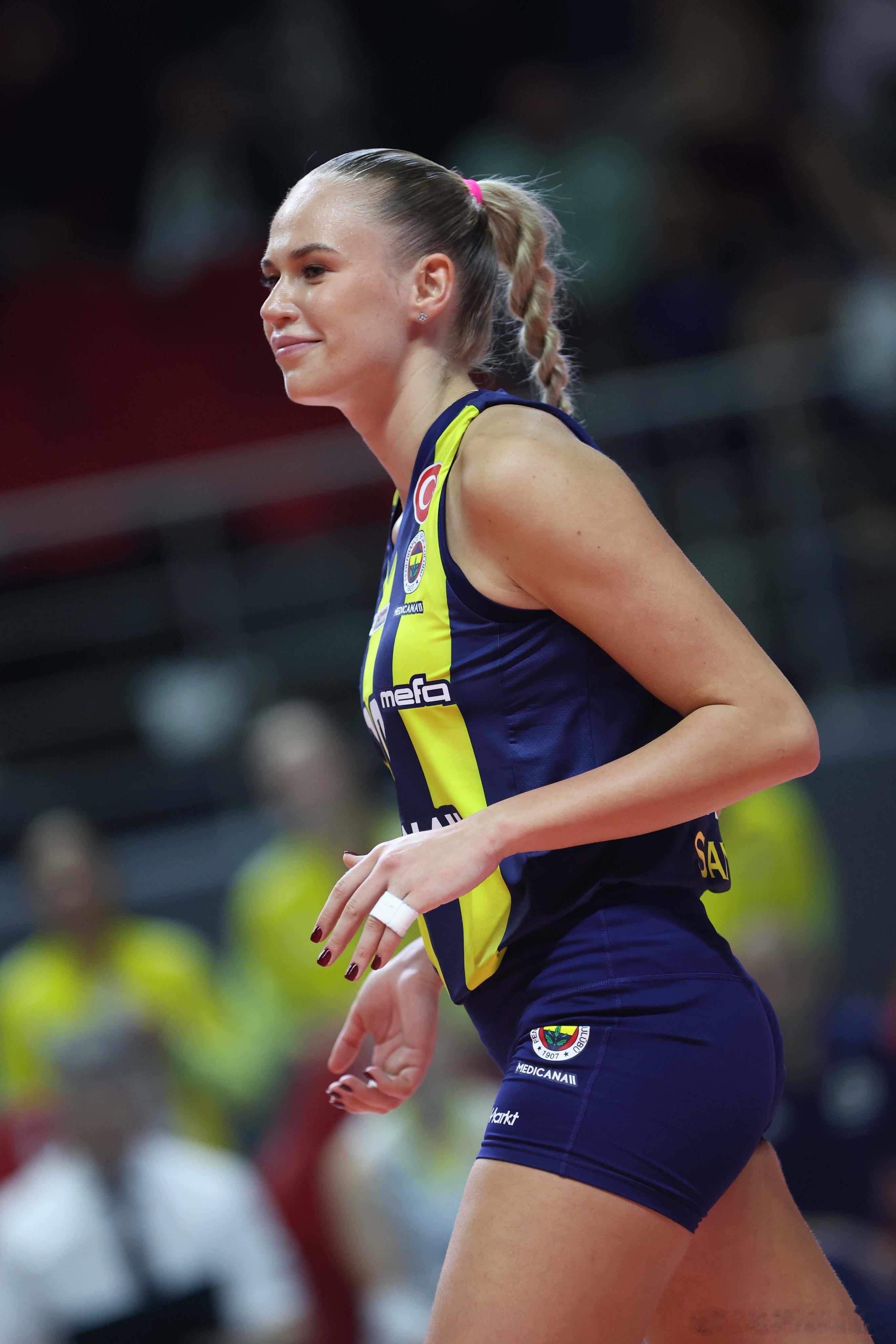 🎙️ 关于阿里娜.费多洛夫采娃未能得到签证，土耳其排球评论员泽利哈·伊西克·埃