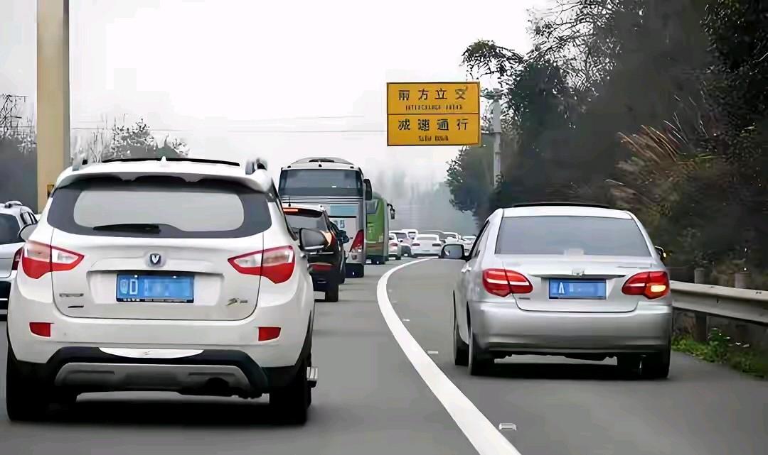关于应急车道的演变和使用规则，确实是近年来交通管理中备受关注的话题。以下是对这个