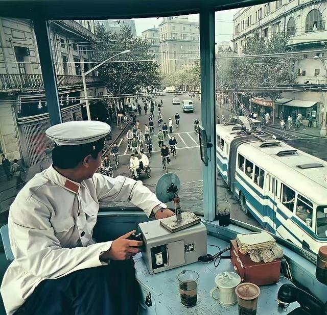 刷到一张图，90%的人都看错了，以为是直升机其实是工地塔吊。图片仰拍加滤镜，吊臂