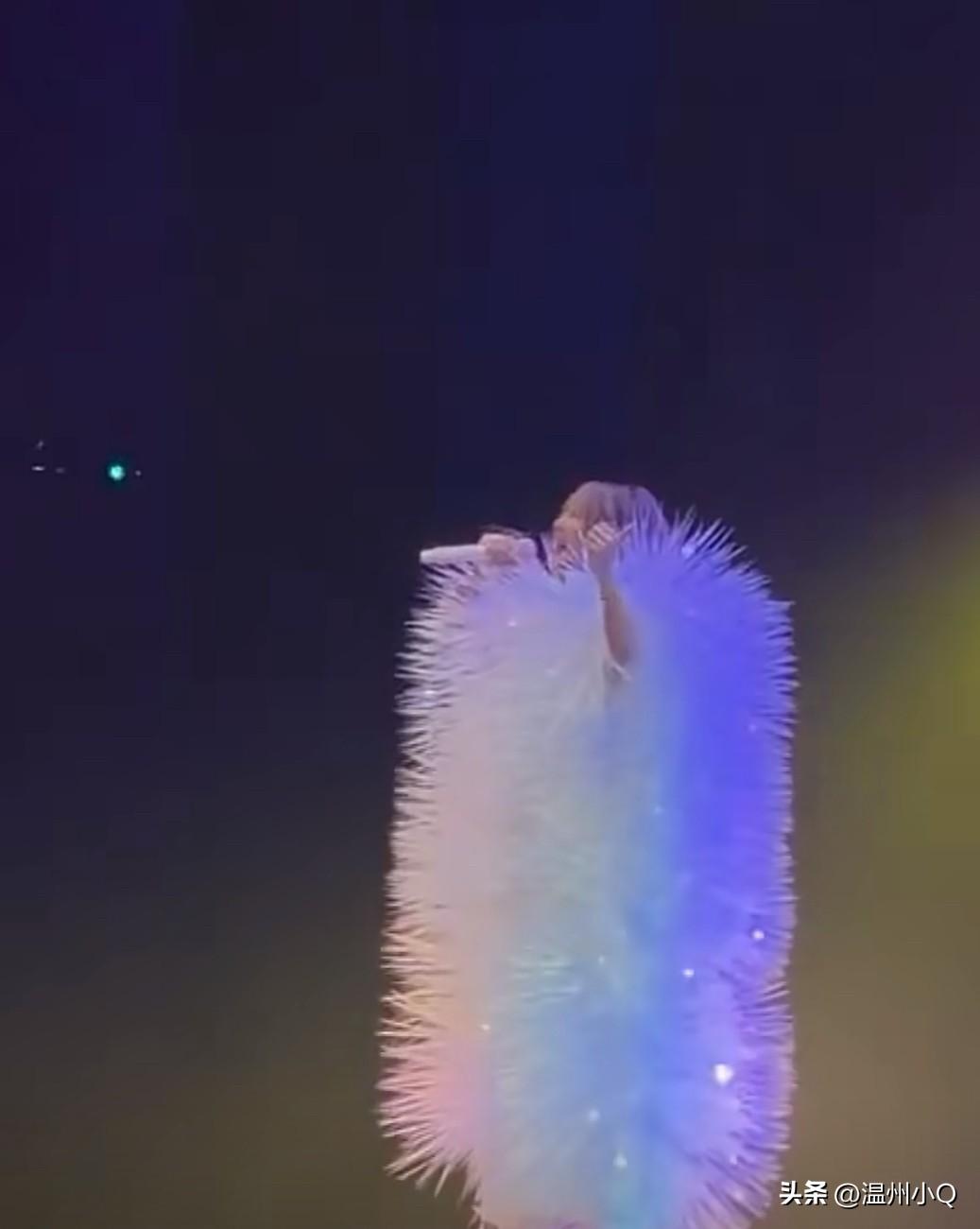 江映蓉的身材挺带劲的，大腿可不像一般女星那样纤细，一看就很有肌肉力量感，而且大腿