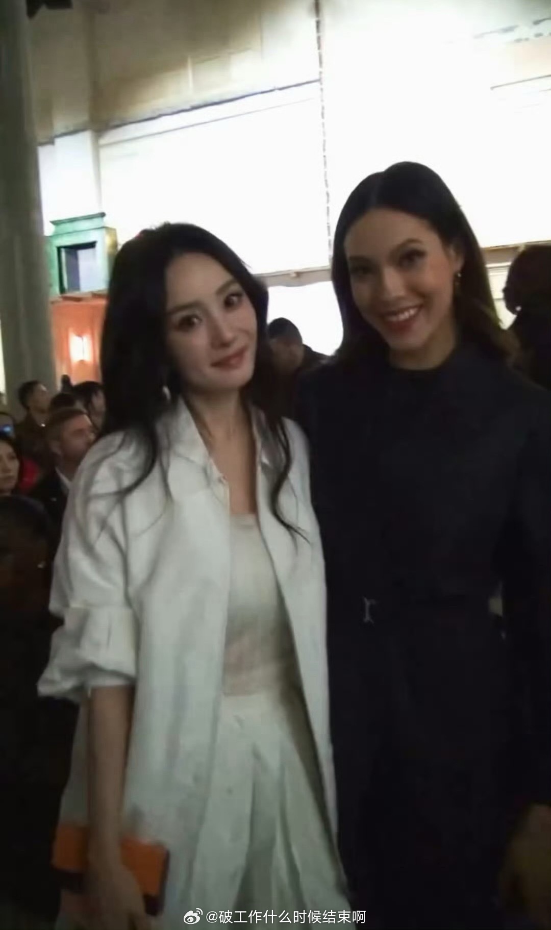 Prada晚宴上的谷爱凌米兰Prada大秀上，谷爱凌与杨幂惊喜同框热聊，谷爱凌翘