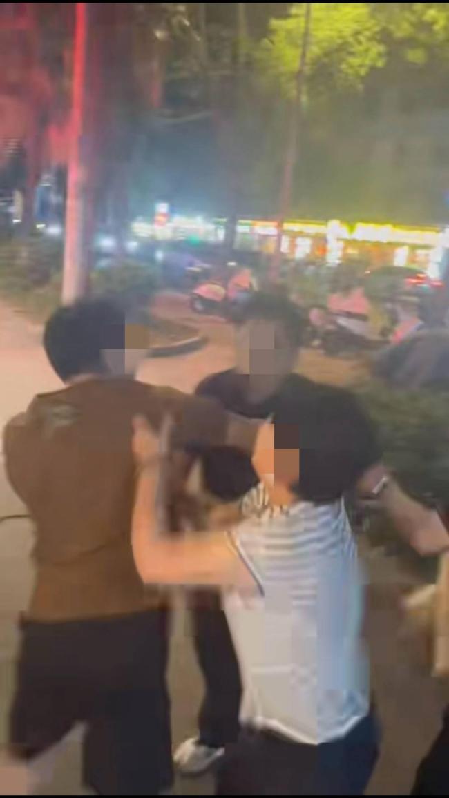 只是好心提醒一句别抽烟，就为保护待产妻子连续两次温和劝阻，反倒被人掐脖子、挥拳殴