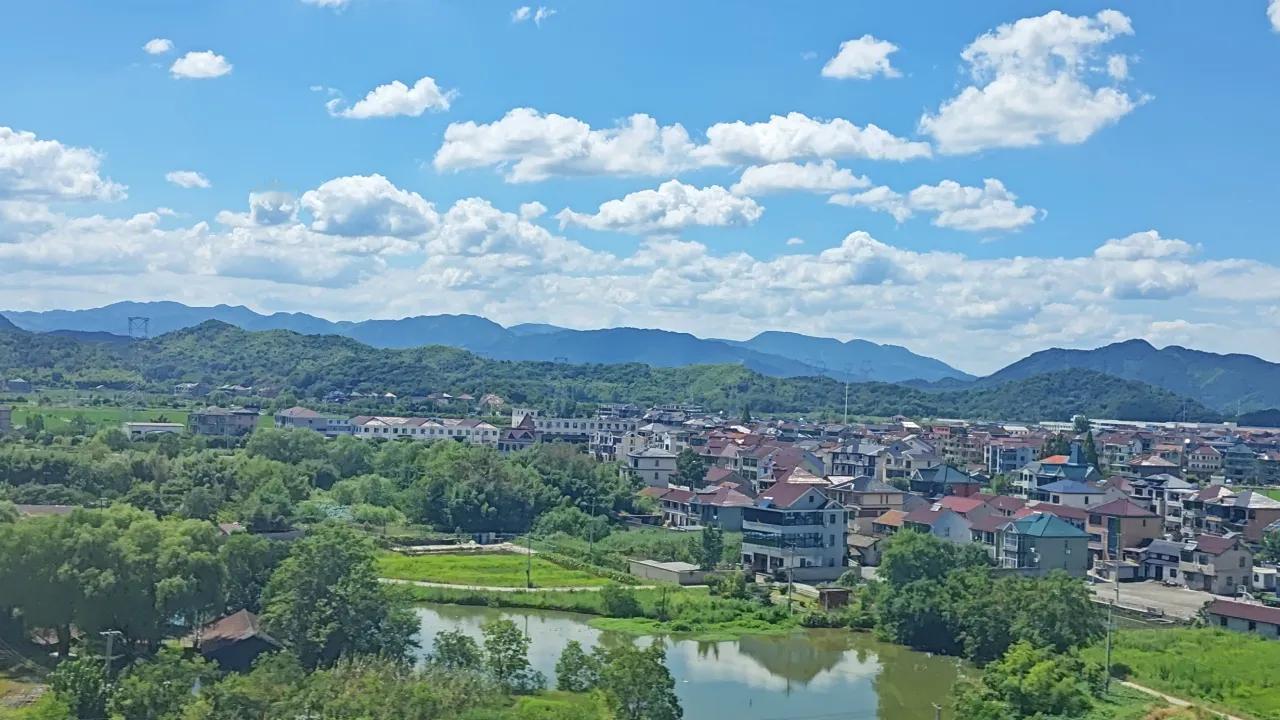 浙江诸暨山水田园，好天气好风光。复兴号动车窗外即景。