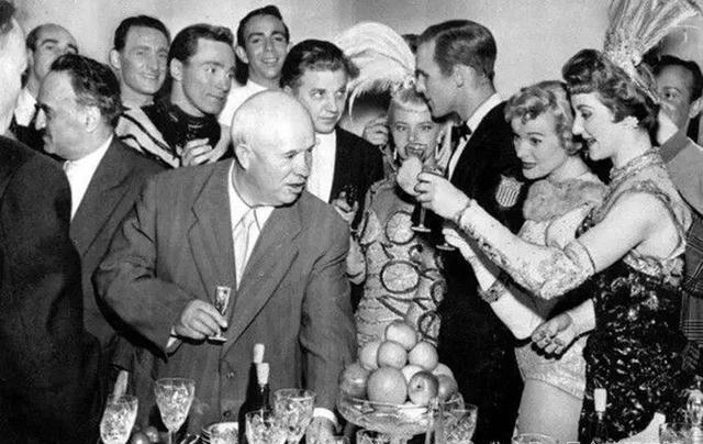 斯大林肃反是很血腥，至今很多人认为这是他的一大罪状。然而，参照现在美伊冲突，伊朗