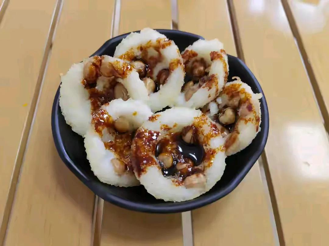 揭阳传统美食：酵粿桃、咸鸭蛋黄翻砂、乒乓粿……等。现称：揭阳市美食

海阳传统美