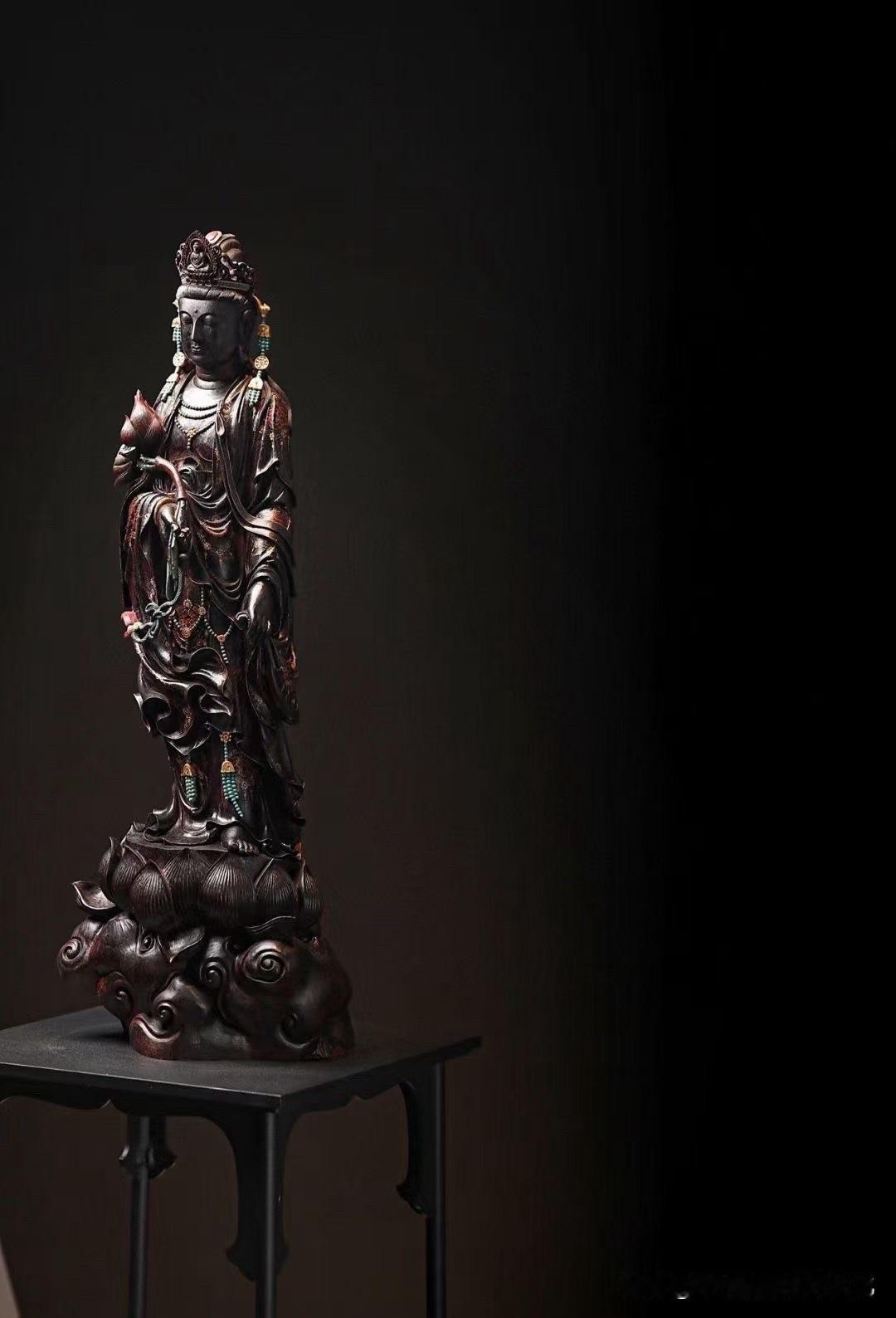 小叶紫檀｜持莲观音

有些作品，是看一眼就明白的；
也有些，是越看越静。

这尊