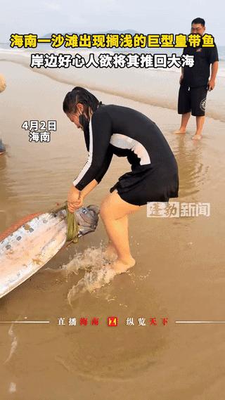 太罕见了，海南，一女子在海边游玩时，突然发现有个东西被海水冲了上来，上前一看竟然