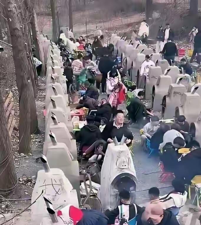 这画面咋这么诡异呢？
有没有大神解惑一下？
城里现在都流行这么玩了吗？
这到底是