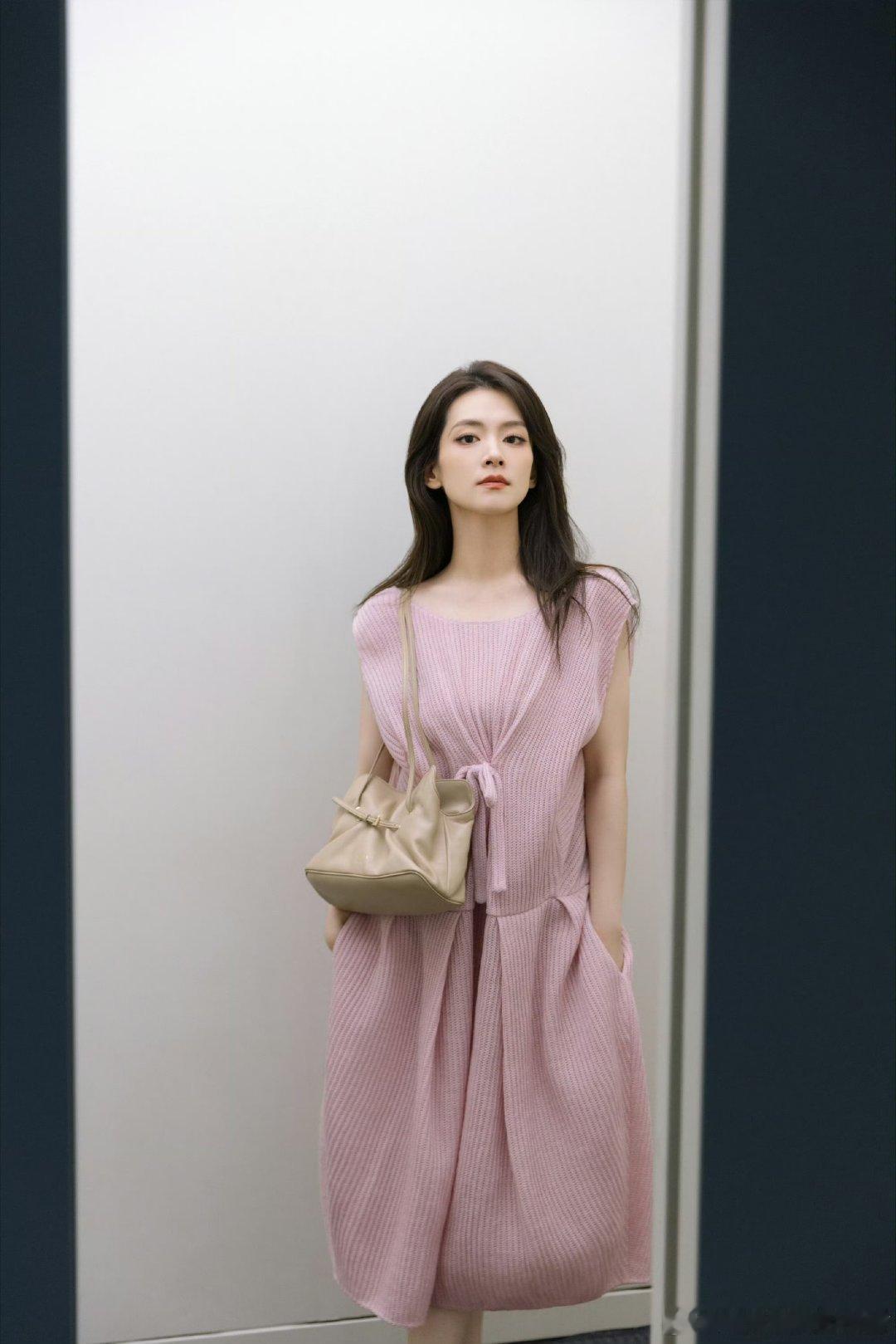 陈昊宇 PRADA 最新宣传大片，品牌大使好知性，好温柔[送花花][送花花] ​