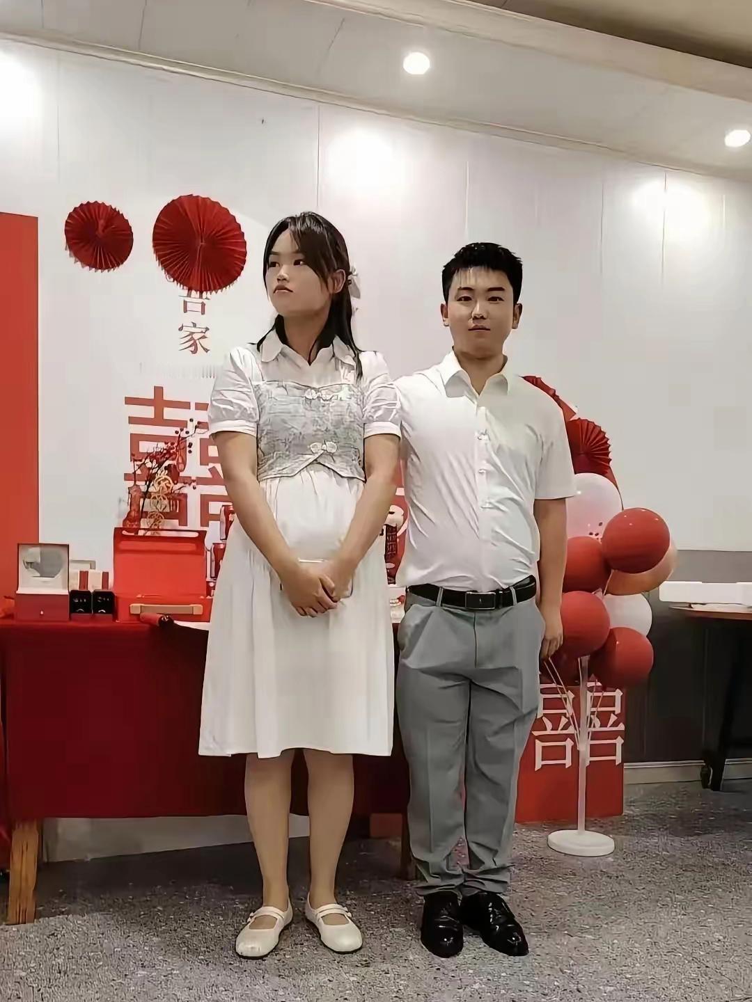 这婚订的，感觉女的一点都不高兴，
是嫌弃这男的吗？