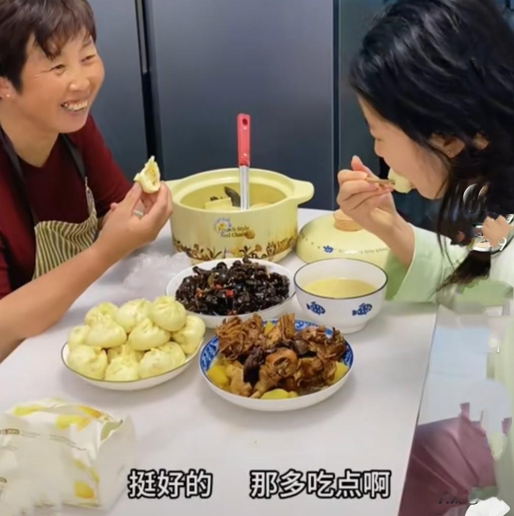 傻大妮这偏心劲真让人无语。

精心给儿媳做月子餐，让儿媳先吃，这也能理解，毕竟人