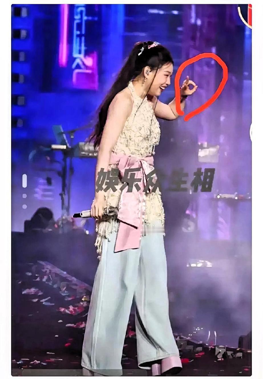 小沈阳女儿沈佳润真不能细究，
长得不算漂亮，歌也就那样，

　　但不知道为啥，被