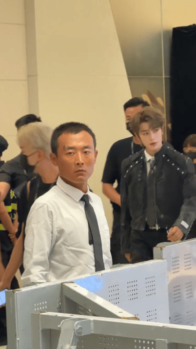 丁禹兮今天活动状态很好啊原来小丁身材比例也这么好！感觉完全可以生图直出的程度，线