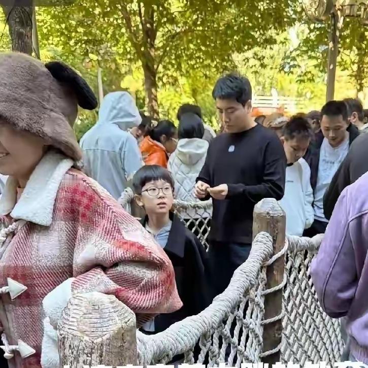 国乒“大胖”前脚从印度返程，后脚便在周末带儿子小凉皮逛北京环球影城，被网友偶遇。