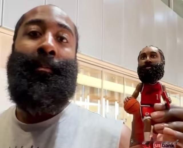 快船哈登摇头娃娃太像了！本尊认证：我双胞胎兄弟
2月23日对阵魔术，快船将为前1