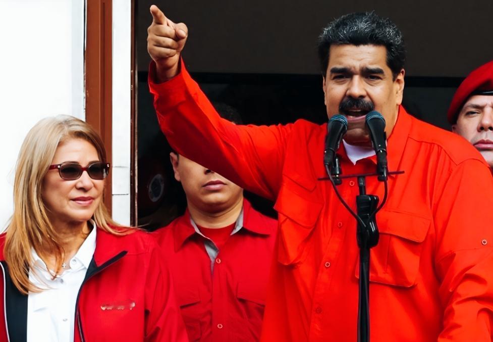 马杜罗和妻子同时身穿红色衣服，是代表了什么含义呢？
马杜罗和妻子一起在参加什么活