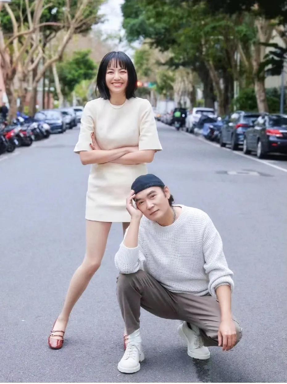 宠女狂魔～焦恩俊🥰
果然只有女儿能让他露面，58岁已经帅气。这么好的男人，为什