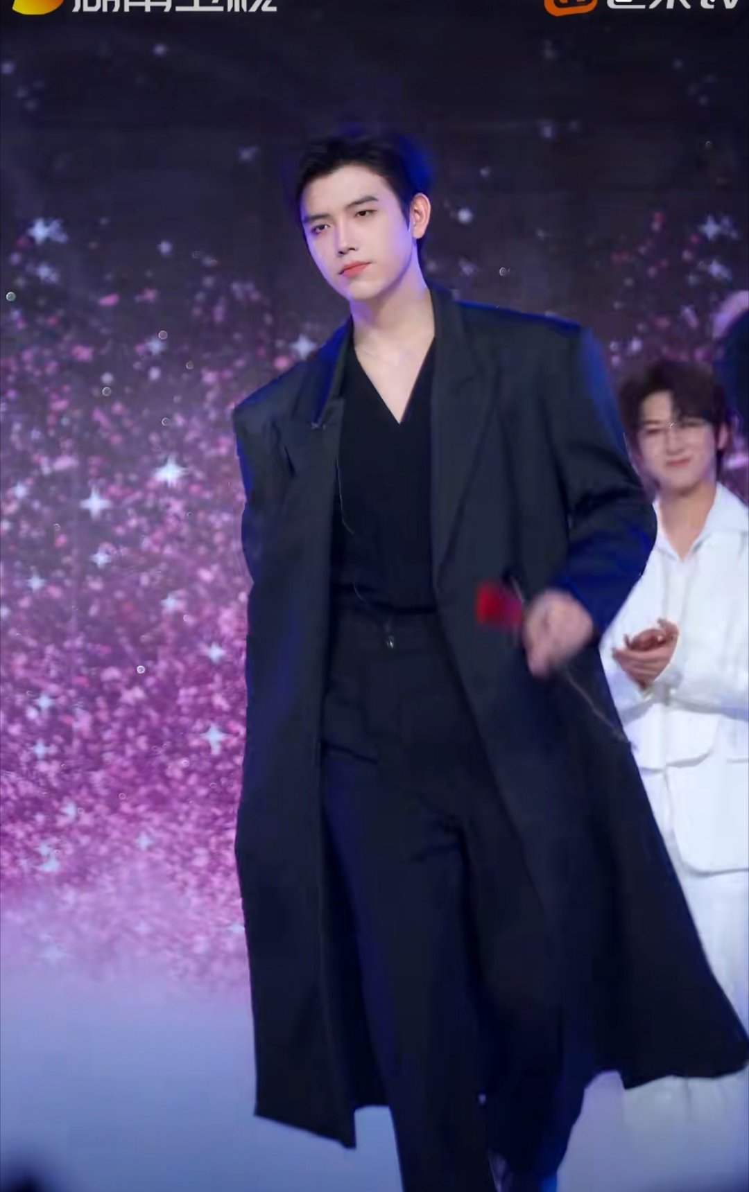 开场就是王炸！这制作水准，好六的舞台永远走在潮流前线。好六开场秀看得眼前一亮又一