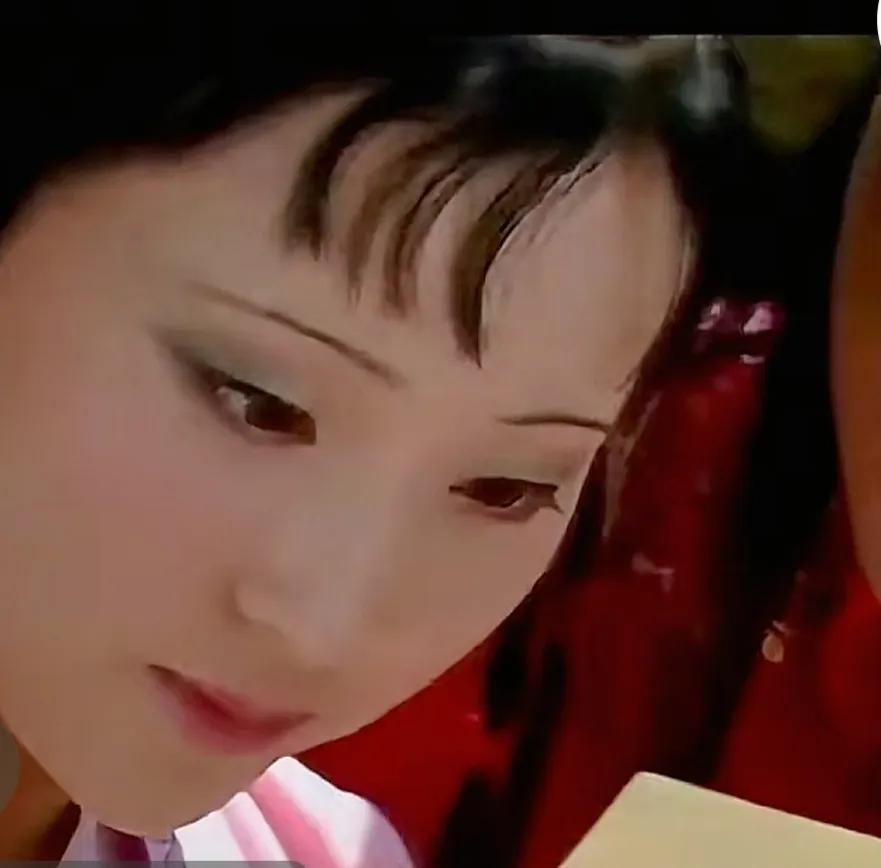 红楼十二钗
 李家宁(福建)
黛玉
绛珠草蘸着泪写的诗
都开成了潇湘馆的竹影
风