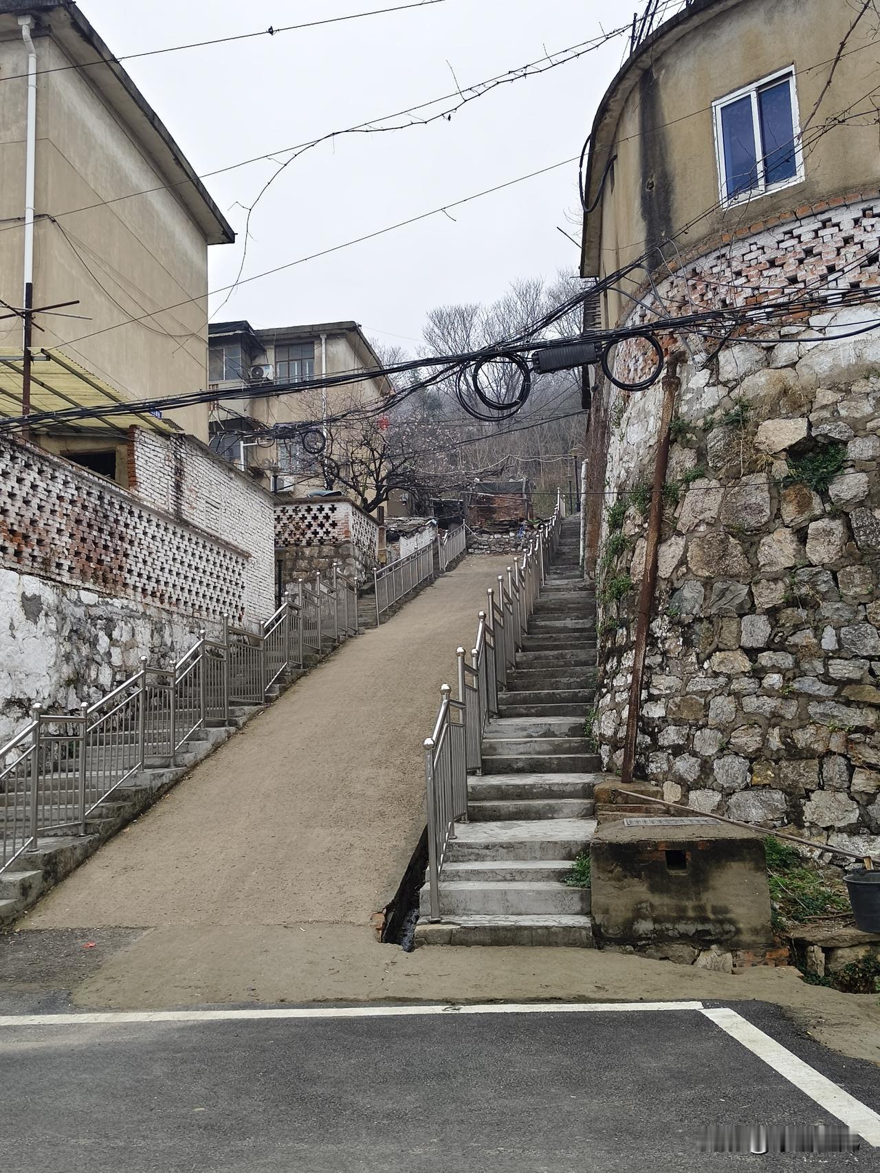 看到很多人发的安徽和河南交界处的视频，安徽这边是水泥路，河南那边是泥水路。
不看