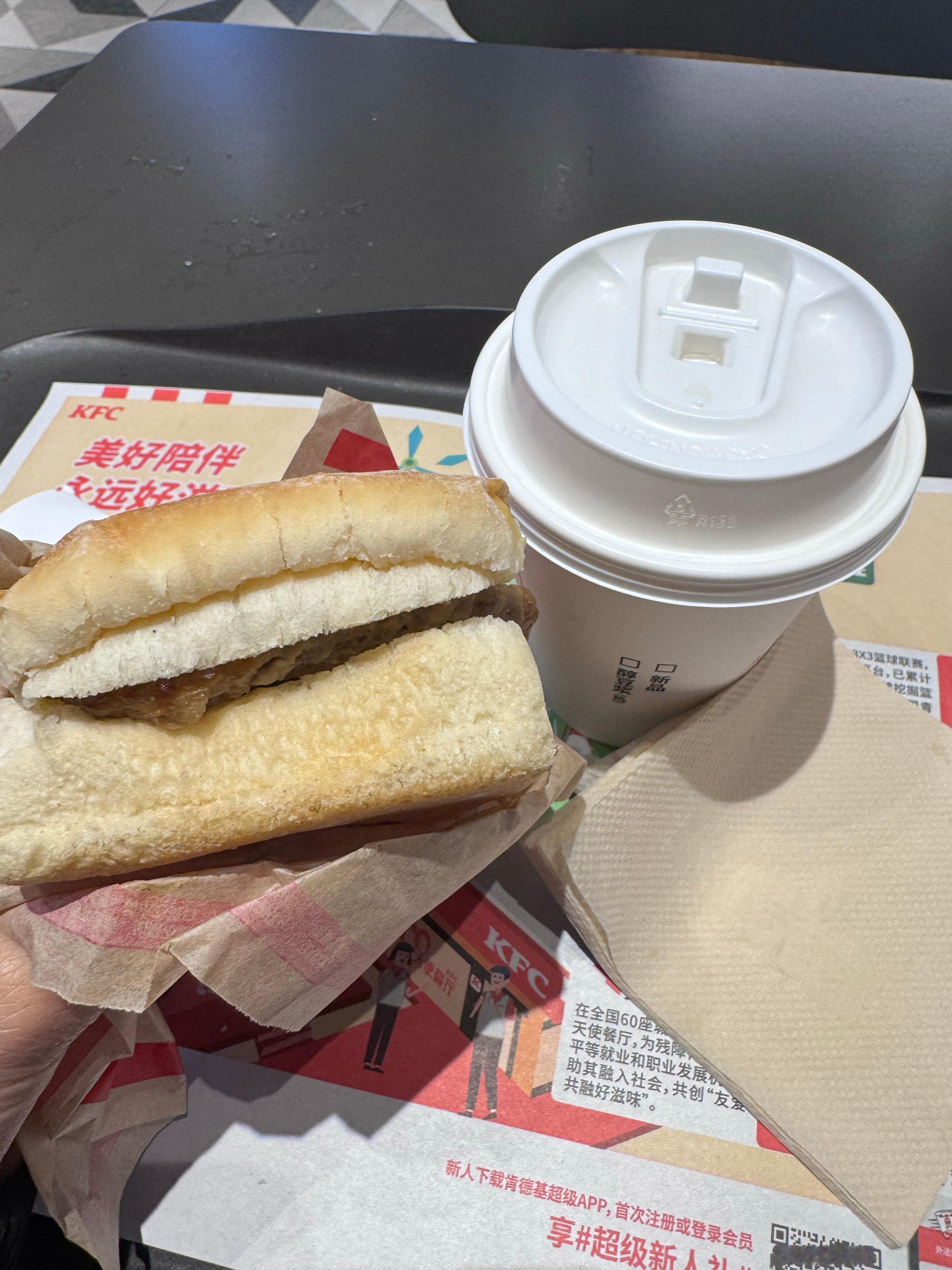 久违的吃个肯德基早餐....帕尼尼味道还不错，但是不太适合我~ （今天的雨还挺大