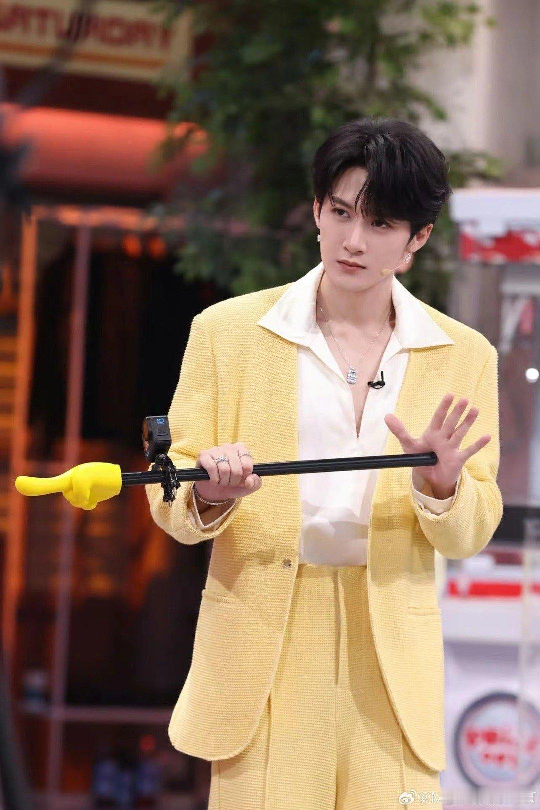 #檀健次黄西装#回归好六！好久不见，甚是想念呀！今晚不见不散！ ​​​