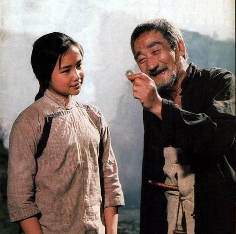 “不许哭，做一个大人，不管有什么事都不许哭，要硬扎一点，结实一点，方配活到这块土