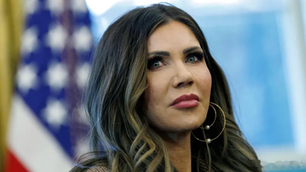 【美国国土安全部长呼吁实施更多旅行禁令】（BBC）美国国土安全部长克里斯蒂·诺姆