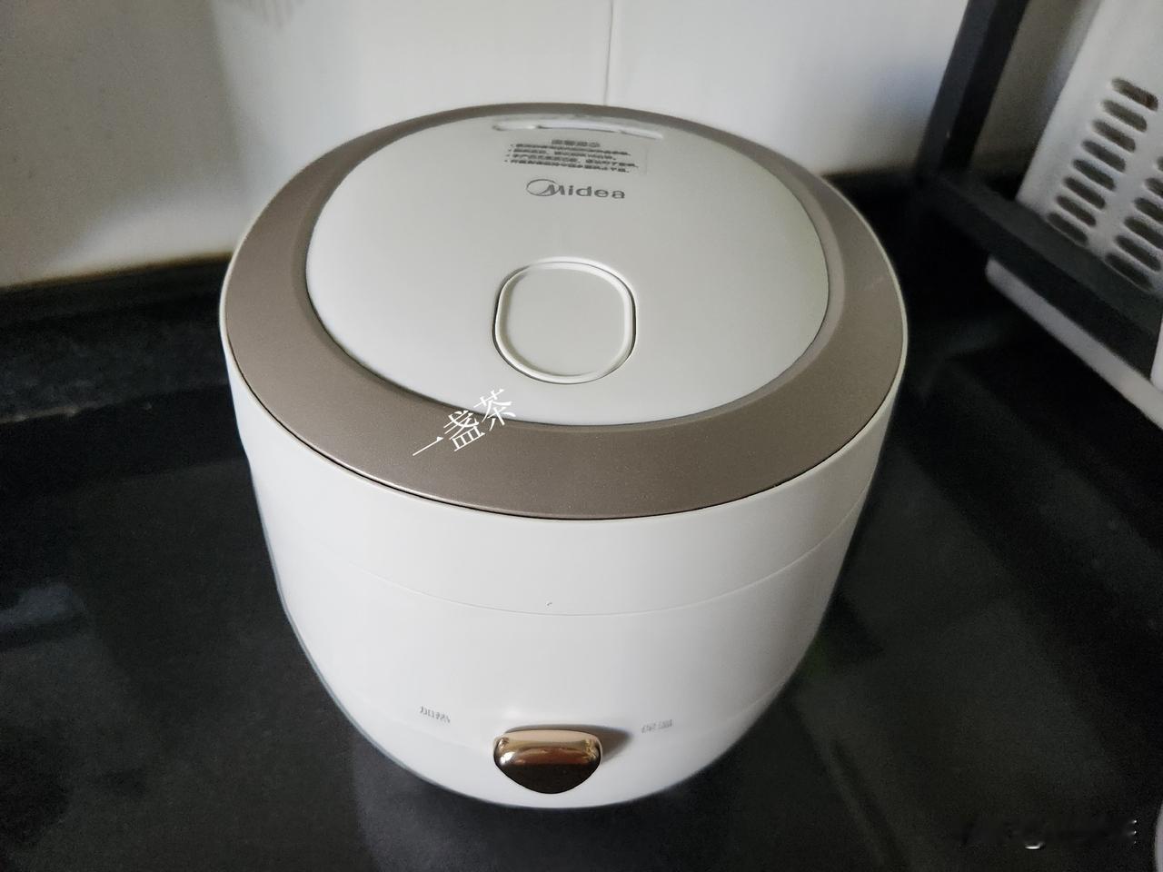 今天又给自己添了一个小物件:一人量的电饭煲。

自从一个人吃饭后，感觉原来用的电