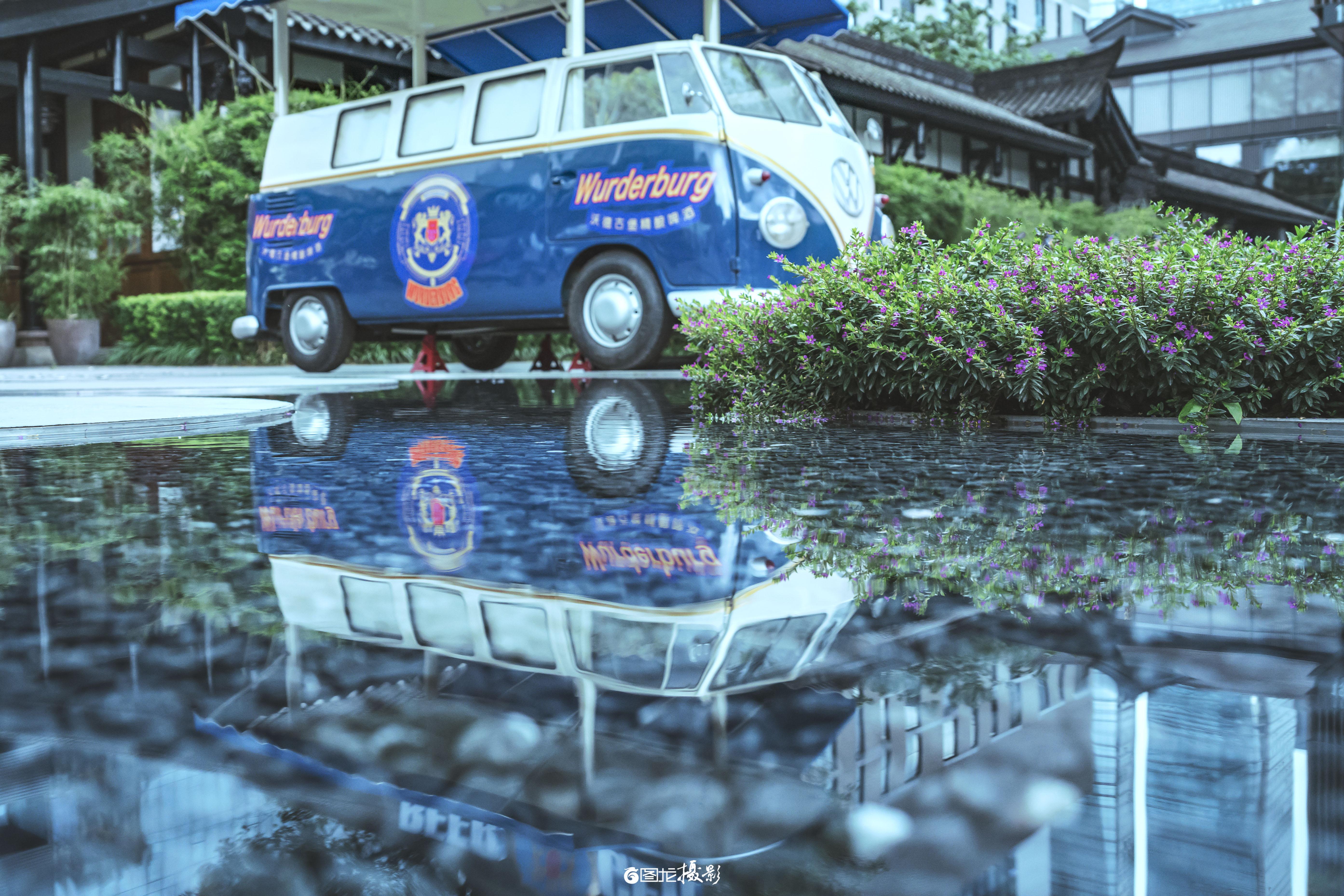 庭院里的复古风。蓝白巴士裹着 “Wurderburg” 的旧味，把徽标...