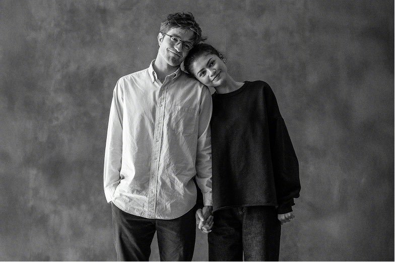 爱情抓马剧照官网2.14物料上新罗伯特·帕丁森&赞达亚主演的A24新片《爱情抓马